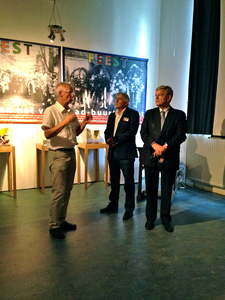 878142 Afbeelding van het kennismakingsbezoek (?) van Utrechts burgemeester Jan van Zanen (rechts) aan het Nederlands ...